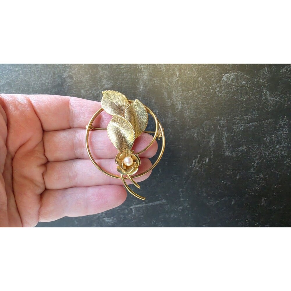 Floral Faux Pearl And Gold Tone Metal Brooch Vintage Costume Jewelry